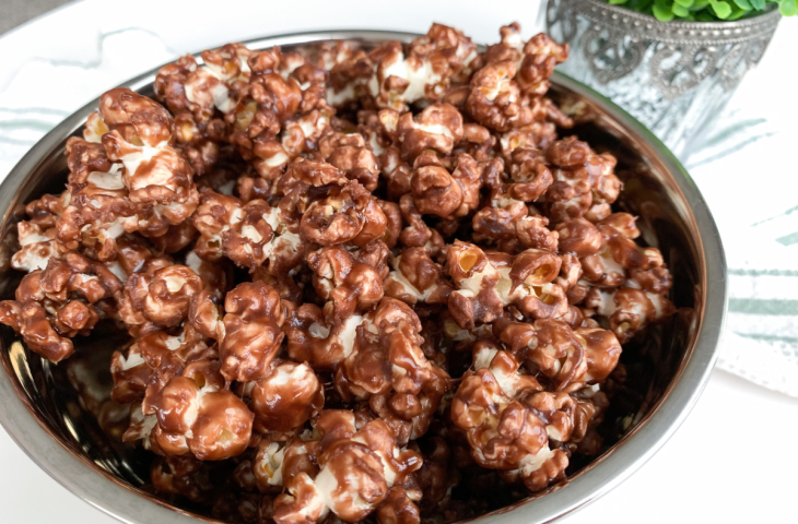 Pipoca com chocolate fácil e crocante
