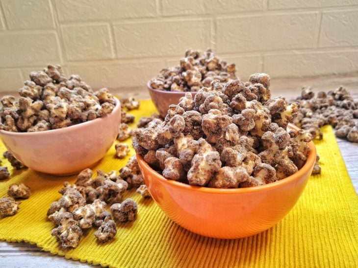 Pipoca de chocolate pronta para servir.