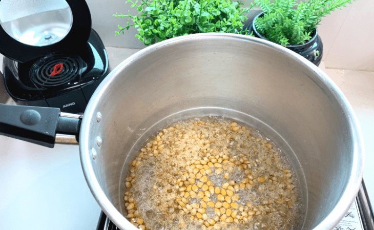 pipoca e ingredientes na panela