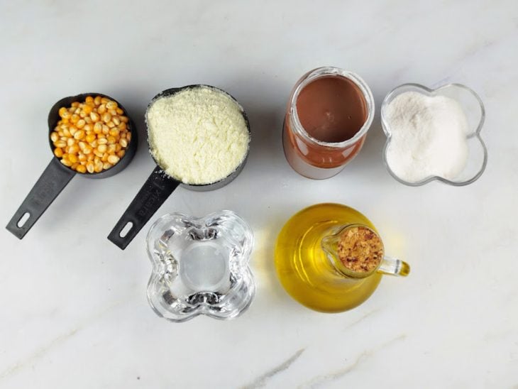 Ingredientes reunidos em uma bancada.