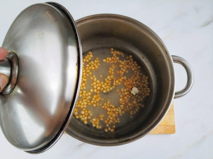 Pipocas estourando na panela.