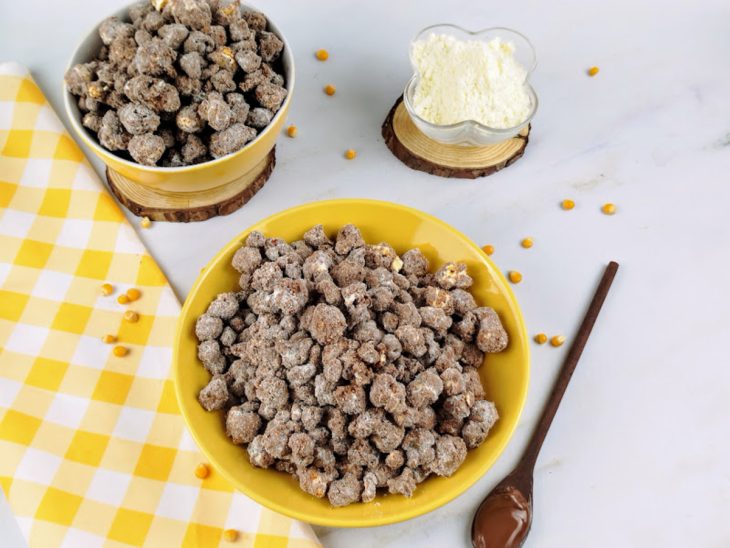 Pipoca de leite Ninho com Nutella pronta para consumo em uma tigela amarela.