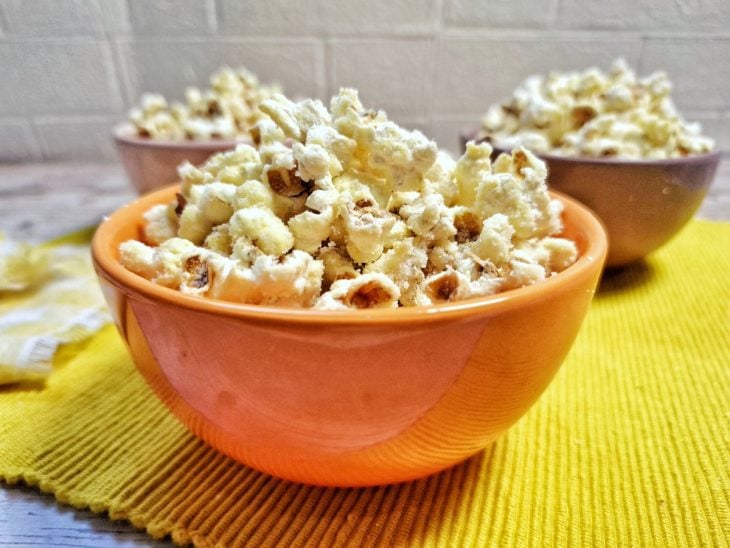 Pipoca de leite ninho em uma tigela pronta para consumo.