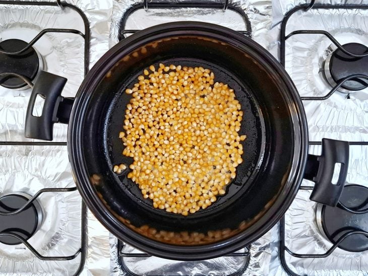 Panela com banha e milho de pipoca.