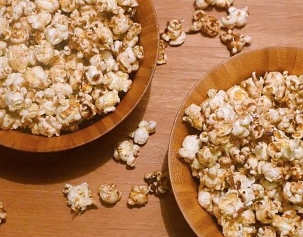 Pipoca de manteiga queimada