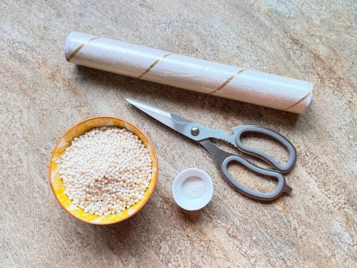 Ingredientes organizados na bancada ao lado de um recipiente para micro-ondas.