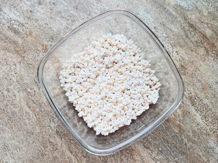 Bolinhas de sagu estouradas e crocantes após irem ao micro-ondas.