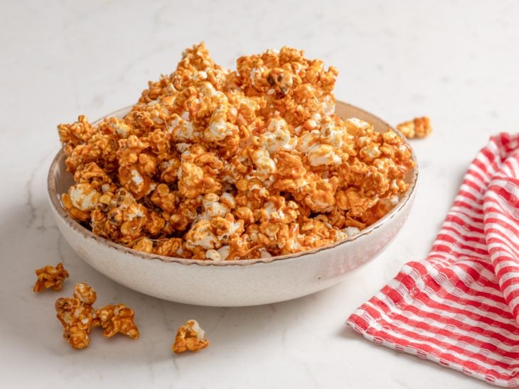 Um recipiente com a pipoca doce caramelada.