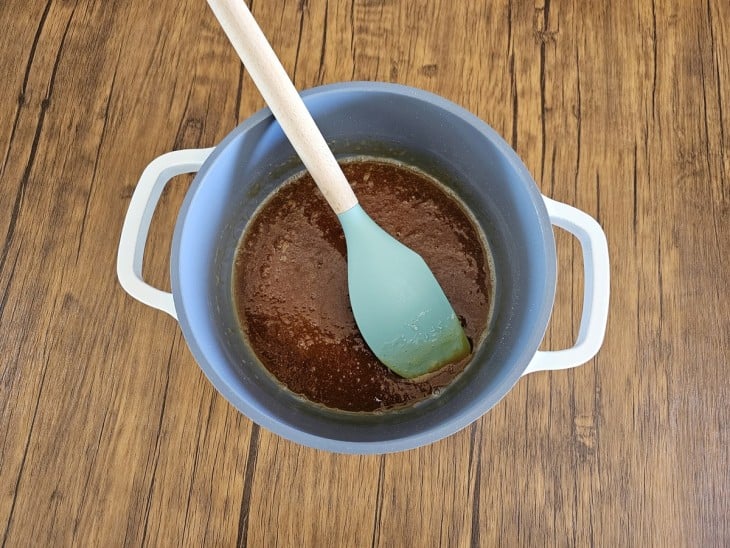 Uma panela com caramelo.