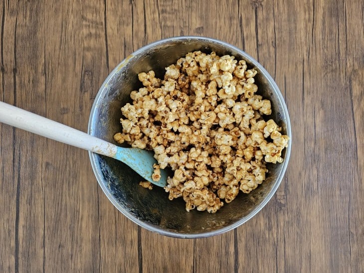 Um recipiente com pipoca e caramelo.