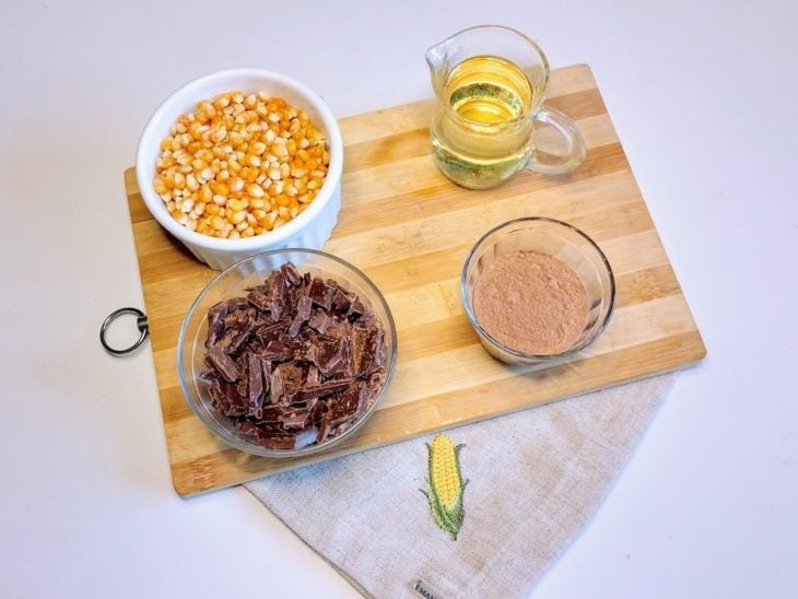 Recipientes com os ingredientes separados sobre uma bancada.