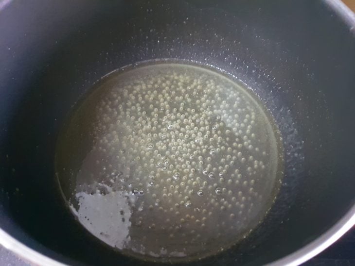 Uma panela com água, açúcar e manteiga.