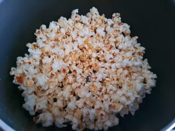Uma panela com a mistura da pipoca, manteiga, açúcar e água.