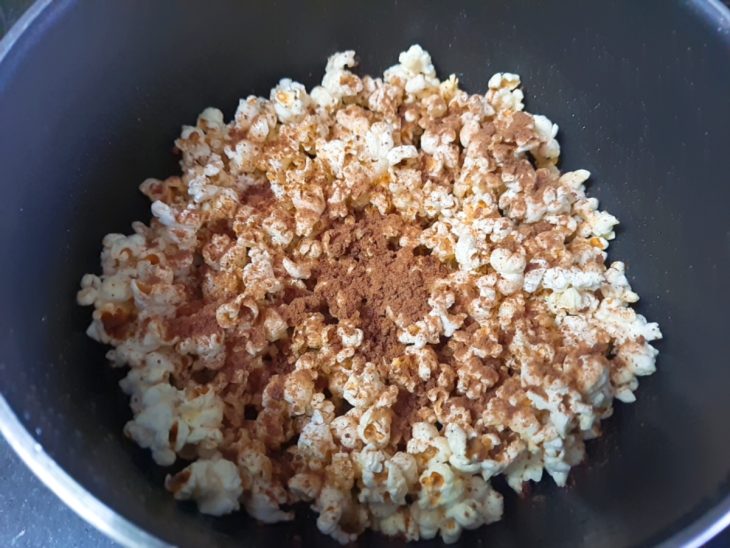 Pipoca na panela finalizada com Ovomaltine.