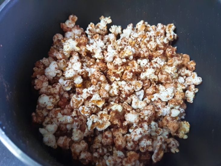 Uma panela com pipoca doce de Ovomaltine.