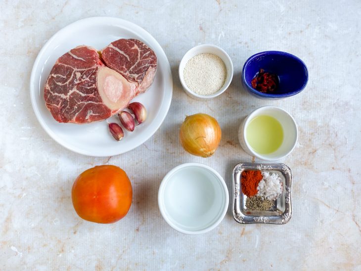 Ingredientes para a receita reunidos em uma bancada.