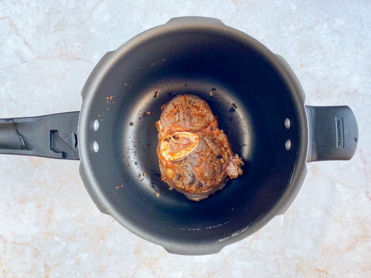 Carne selada na panela.