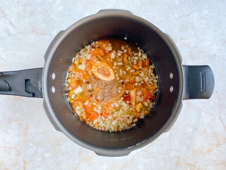Ingredientes e água adicionados na panela.