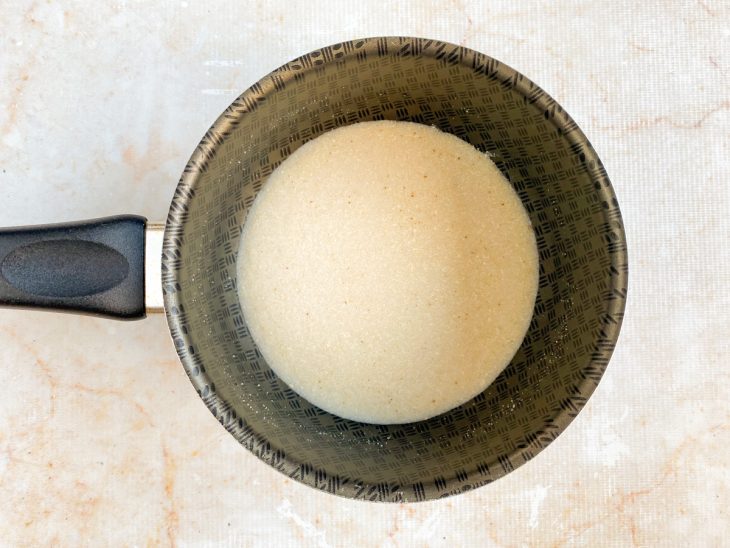 Farinha para hidratar na panela.