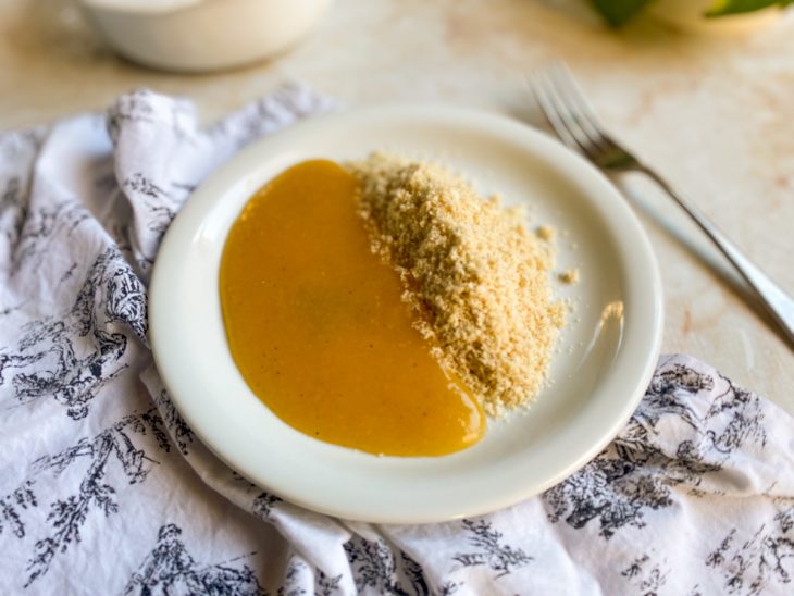 Pirão de carne servido com farinha de mandioca.