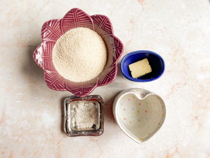 ingredientes para preparo de pirão de farinha de mandioca.