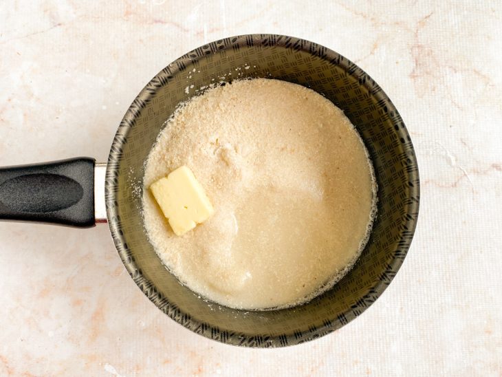 farinha de mandioca, manteiga e água na panela.