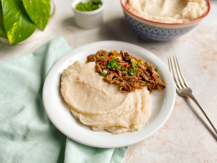 pirão servido com carne desfiada.