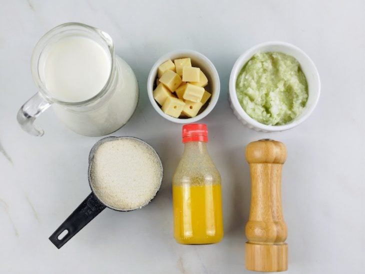 Ingredientes reunidos em uma bancada para o preparo da receita.
