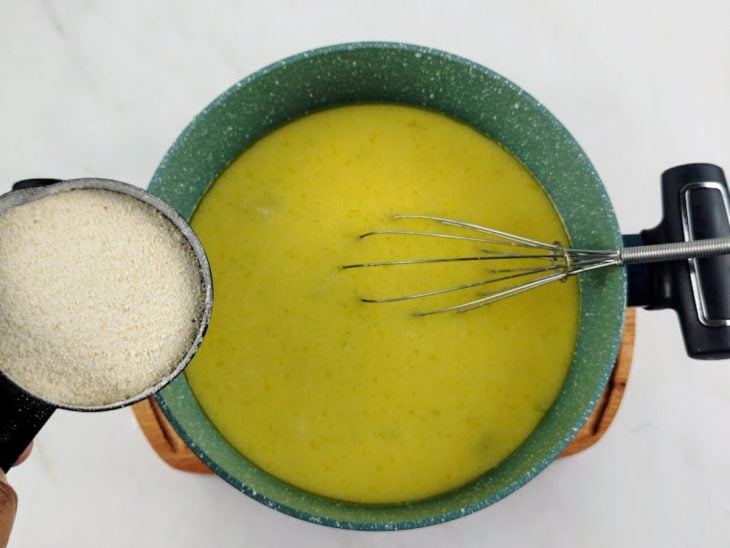 Farinha de mandioca para adicionar na panela.