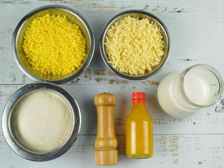 Ingredientes reunidos em uma bancada.