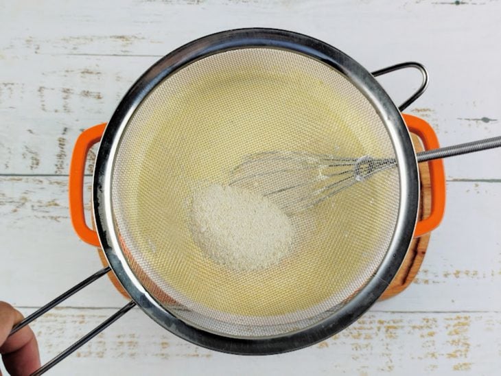 Farinha de mandioca adicionada a panela.