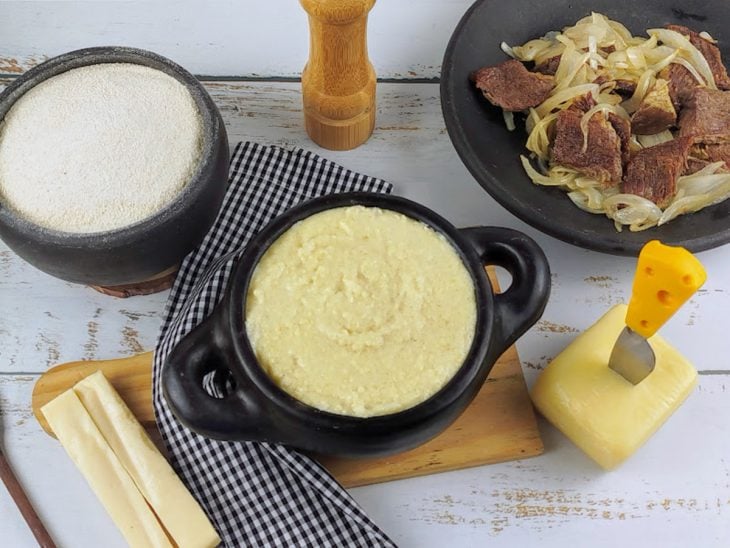 Pirão de queijo pronto para consumo.