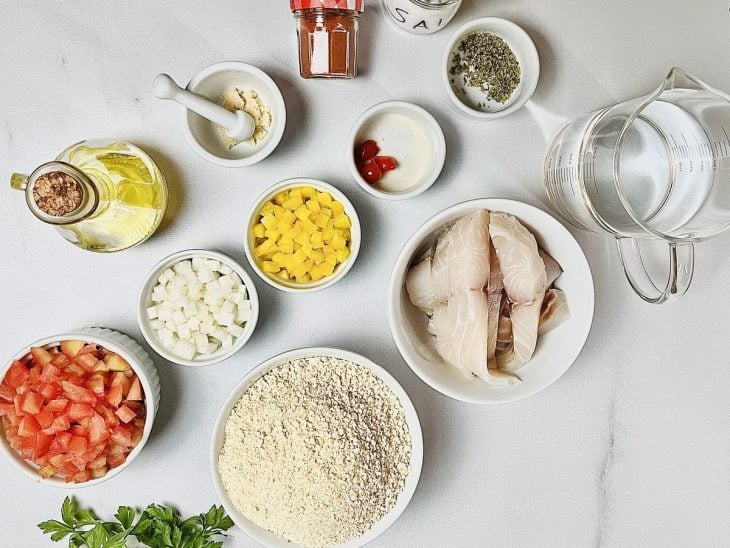 Ingredientes para a receita reunidos em uma bancada.