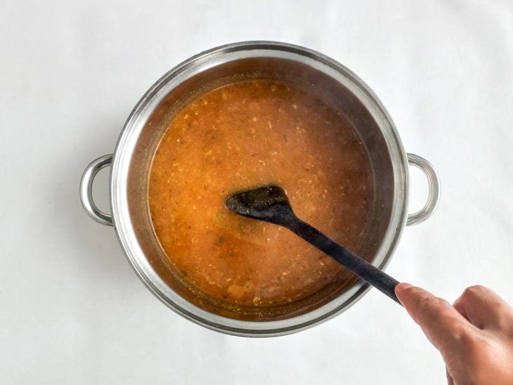 Panela com a mistura de todos os ingredientes do pirão.
