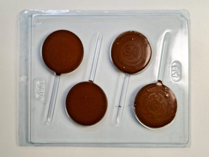 No molde, o chocolate derretido disposto.