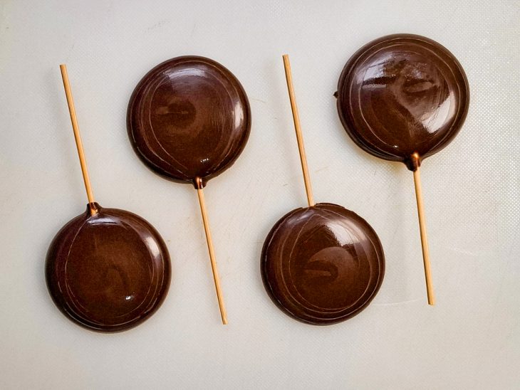 Pirulitos desmoldados.