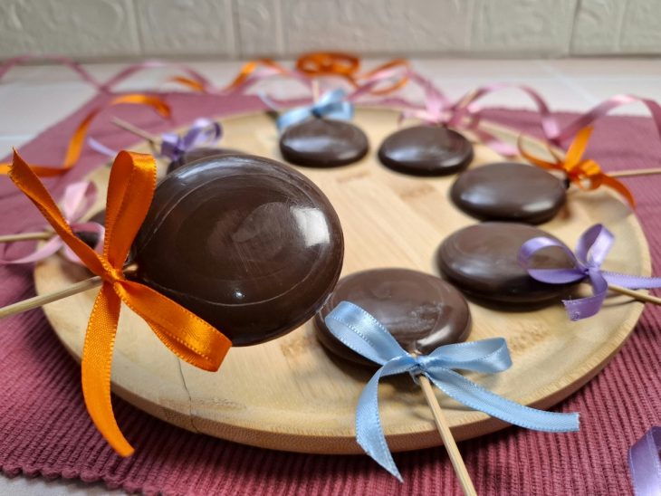 Pirulitos decorados com laços.