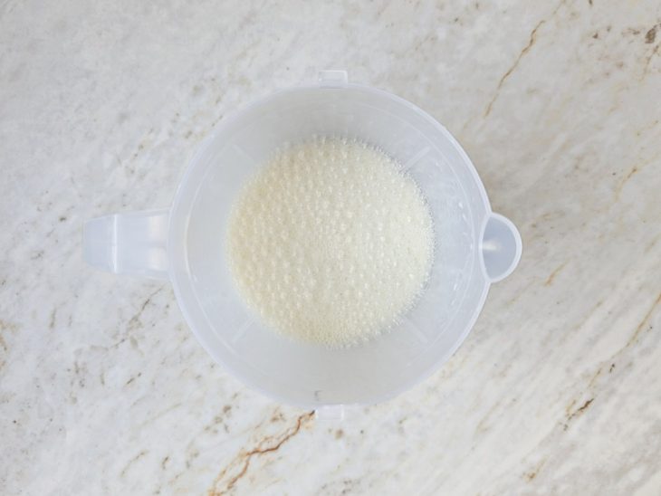 Leite, a gema, o leite condensado e o amido batidos.