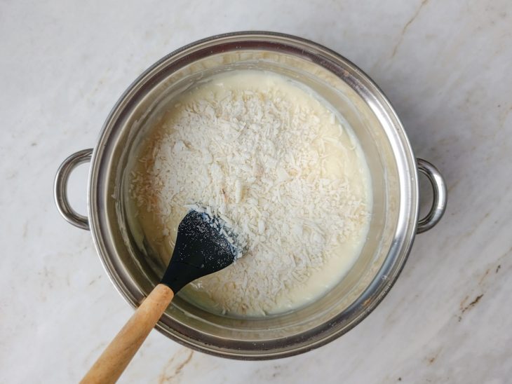 Creme de leite e coco adicionados na panela.