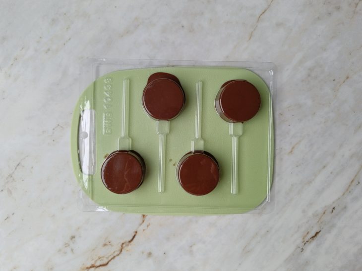 Moldes virados para baixa, sobre uma tábua.