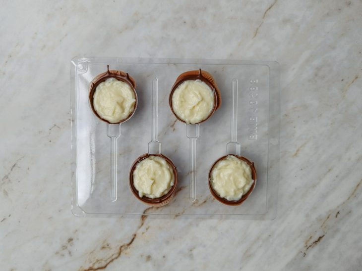 Recheio colocado nos pirulitos.