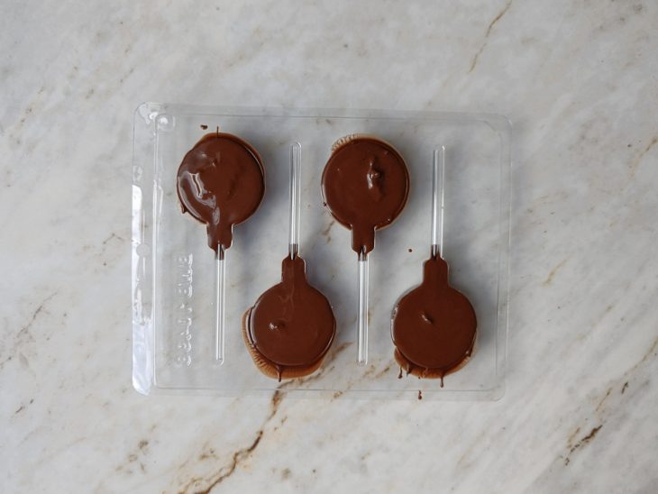 Palitos colados, e pirulitos fechados com mais chocolate.
