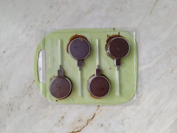 Molde virado par abaixo, para ir a geladeira.