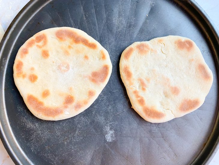 forma com 2 pães pitas assados