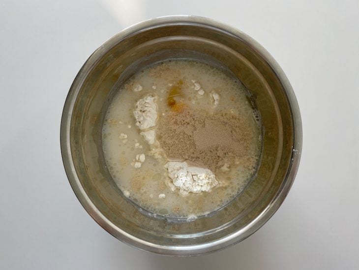 Ingredientes para a massa adicionados na tigela.