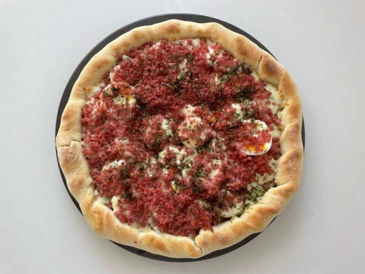 Pizza assada, saída do forno.