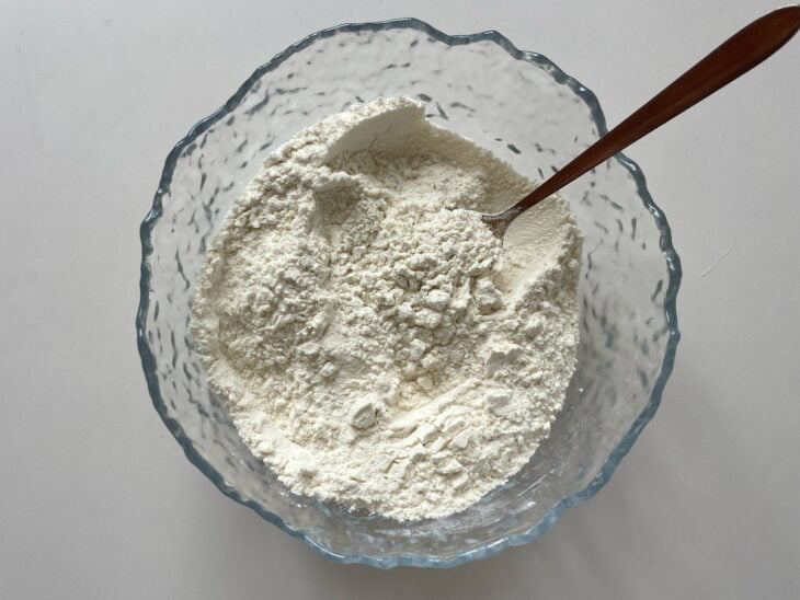 Ingredientes secos misturados na tigela.