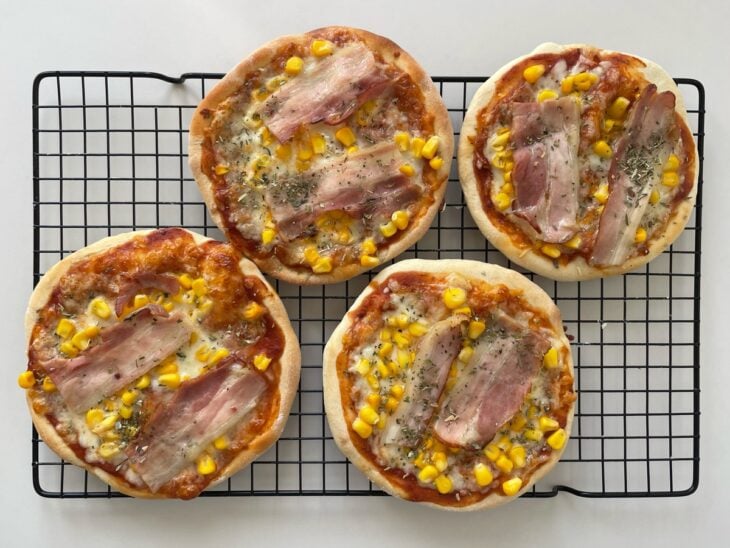 Pizzas prontas e servidas.