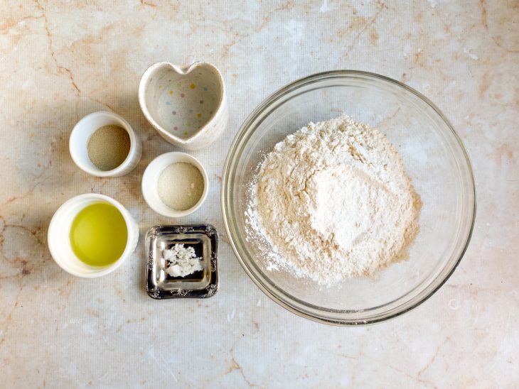 Ingredientes reunidos na bancada.