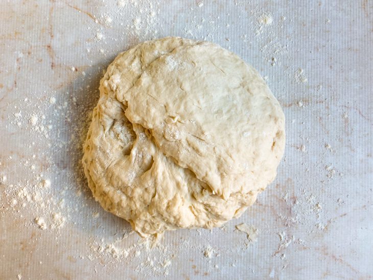 Na bancada, a massa pronta para ser sovada.